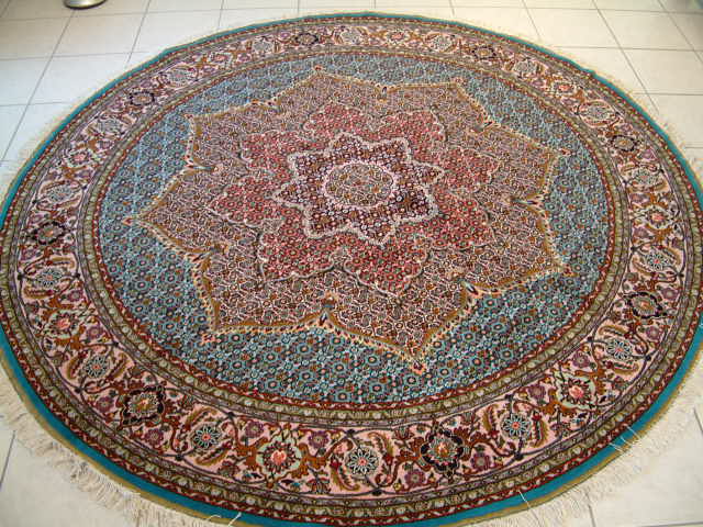 Another round Mahi rug with a different pattern than the other one. These round Oriental Mahi rugs are very popular with my clients, who are looking for unique and fine Persian rugs.