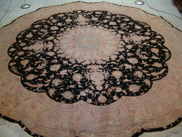 Round Oriental carpets #4. Large round Tabriz oriental carpet with silk highlights and a very high quality. Among the hardest to find sizes in round oriental carpets is the 10' diameter like in this high quality round Tabriz oriental carpet 